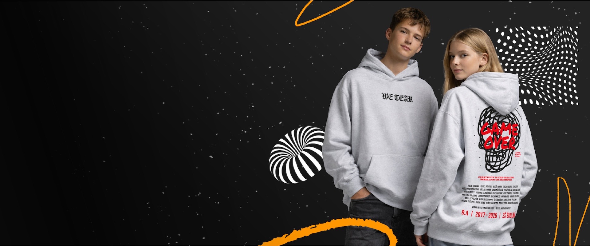 Absolventi v třídních mikinách