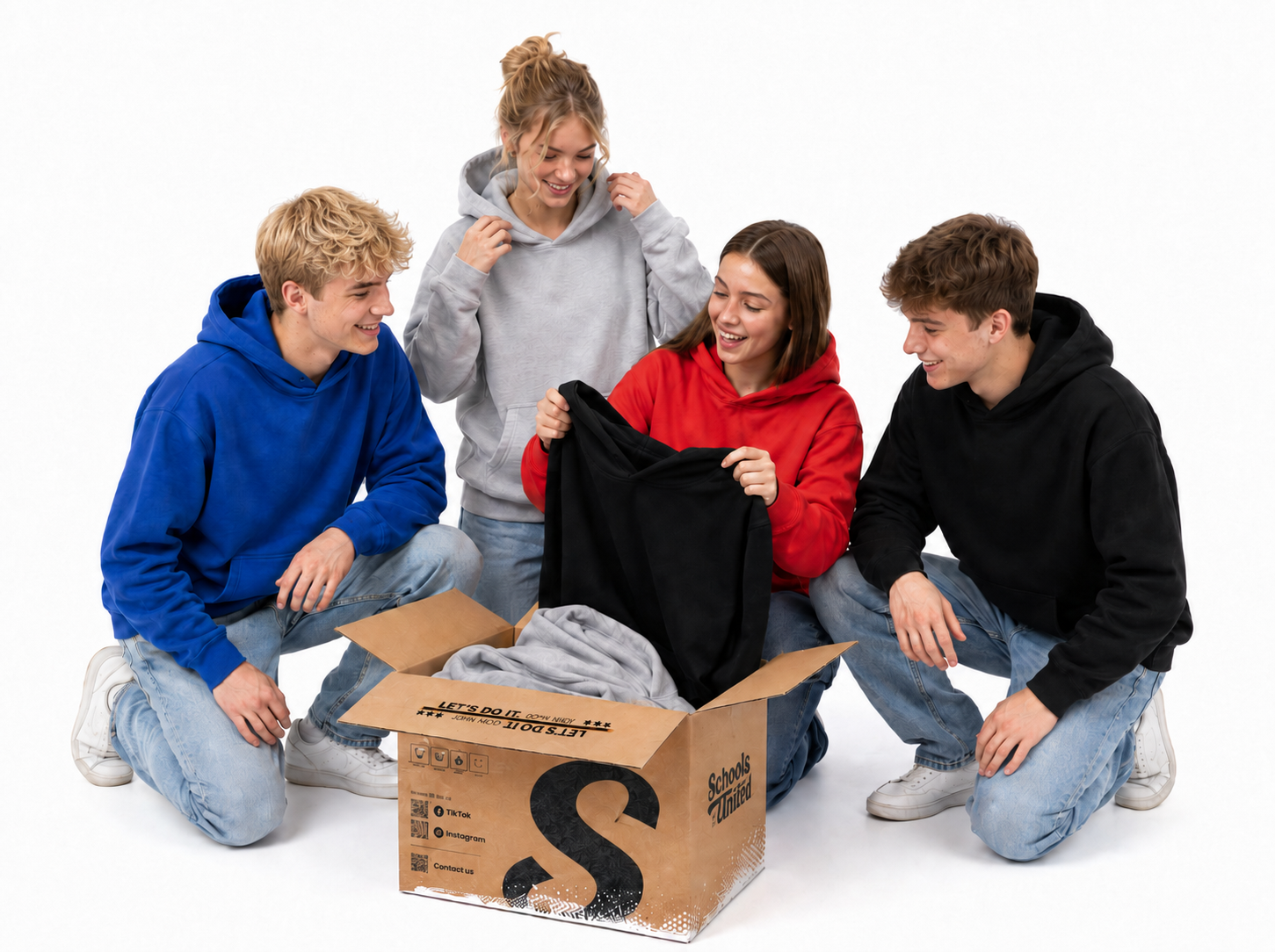 Studenti si prohlížejí vzorky mikin
